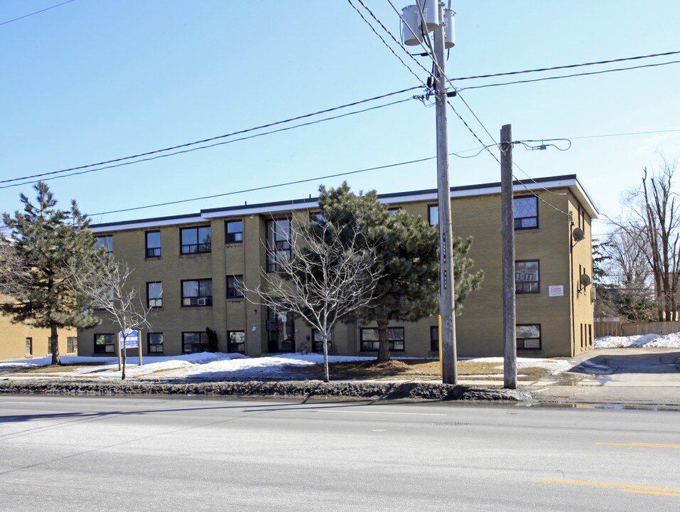 829 Wilson Ave in Toronto, ON - Building Photo