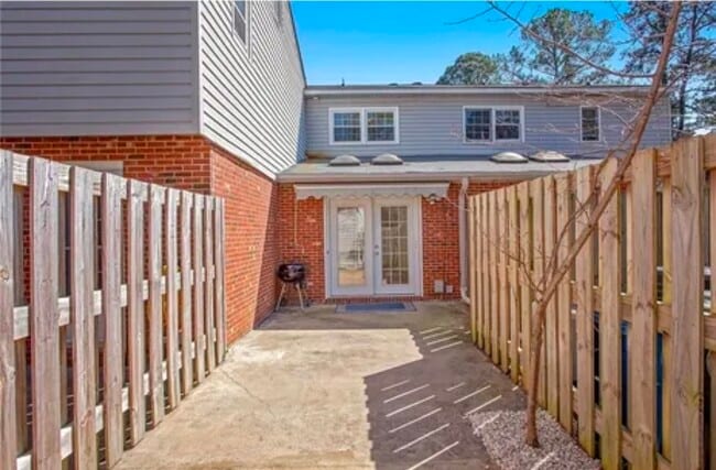 1228 Woodland Dr in Fayetteville, NC - Foto de edificio - Building Photo