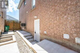 5654 Dolmite Heights in Mississauga, ON - Building Photo