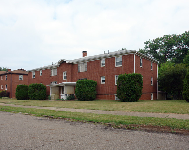 1477 W Valentine Cir NW in Canton, OH - Building Photo - Building Photo