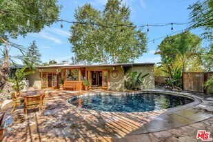 15511 Woodcrest Dr in Los Angeles, CA - Building Photo