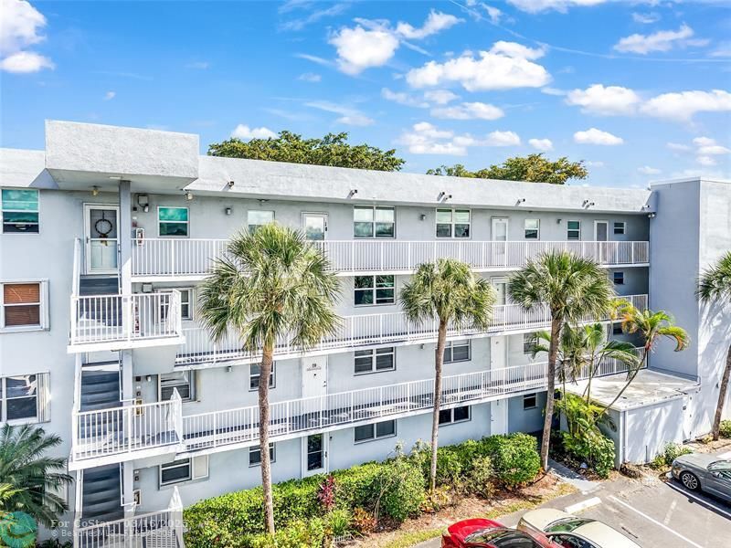 101 Royal Pk Dr in Oakland Park, FL - Building Photo