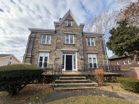 77 Coggeshall Ave, Unit L in Newport, RI - Building Photo