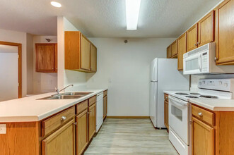 Southridge Apartments in Moorhead, MN - Building Photo - Building Photo