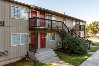 Meadowbrook Apartments in Independence, MO - Foto de edificio - Building Photo