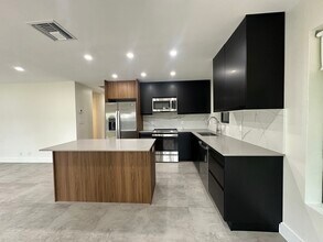 1610 NE 17th Ave in Fort Lauderdale, FL - Foto de edificio - Building Photo
