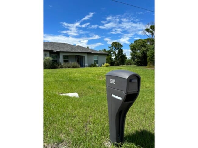 3709 NW 46th St in Cape Coral, FL - Building Photo - Building Photo