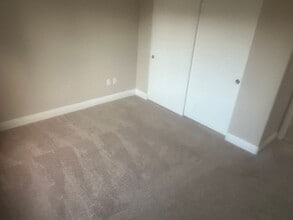 2151 Point Mallard Dr in Henderson, NV - Building Photo - Building Photo