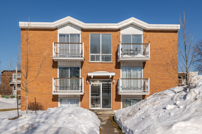 2255 De Vérone Rue in Laval, QC - Building Photo - Building Photo