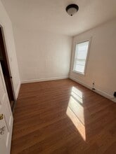 117 Earle St, Unit 2nd Right in Woonsocket, RI - Foto de edificio - Building Photo