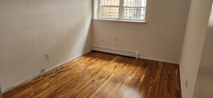 2347 77th St, Unit First floor in East Elmhurst, NY - Foto de edificio - Building Photo