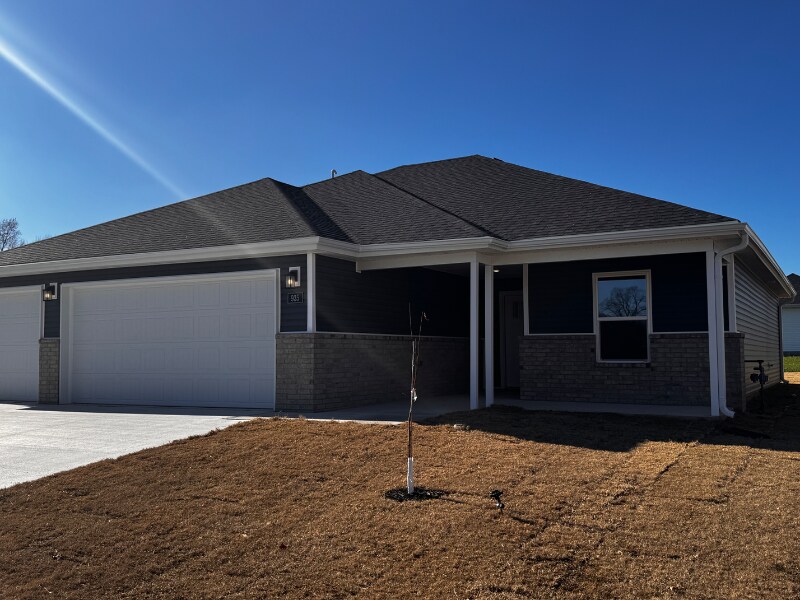 935 N Labrador Ave in Republic, MO - Building Photo