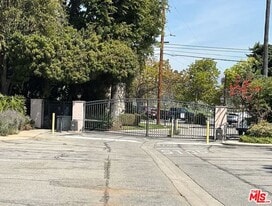 245 S Barrington Ave in Los Angeles, CA - Building Photo