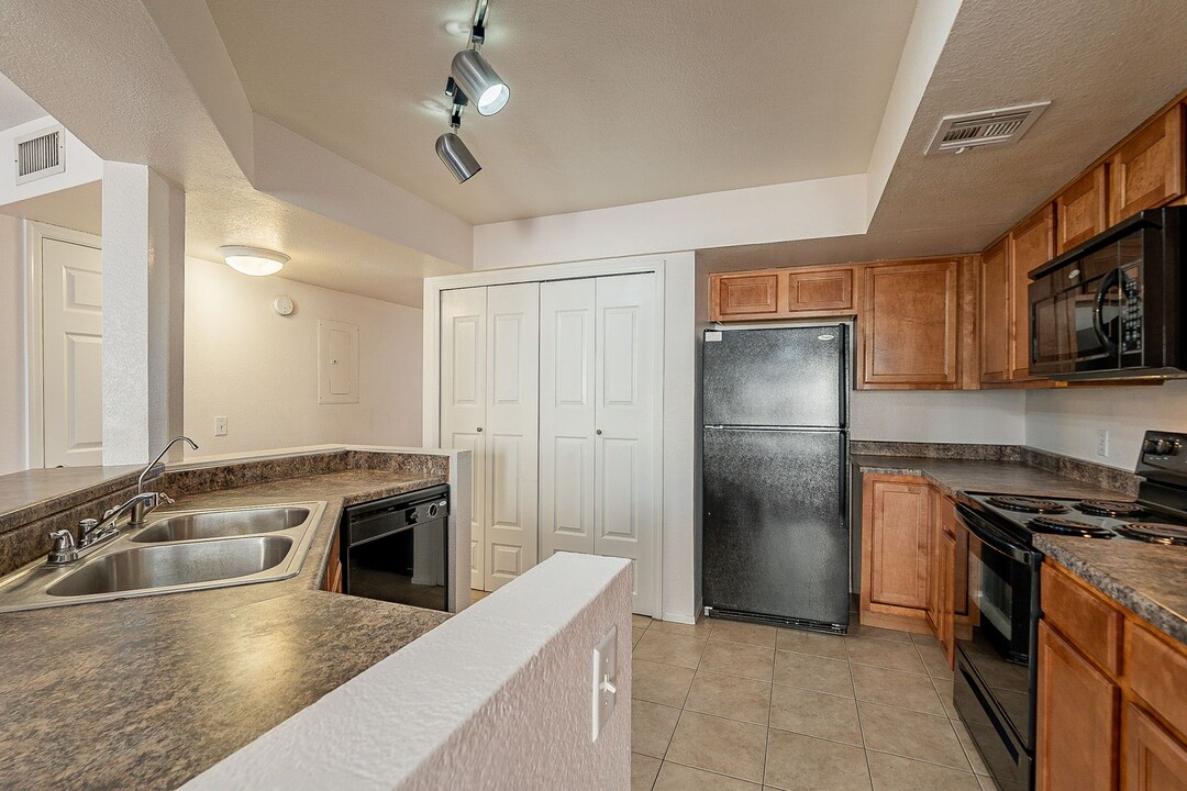 1331 W Baseline Rd in Mesa, AZ - Building Photo