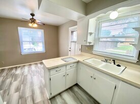 8900-8916 W Howard Ave in Milwaukee, WI - Building Photo