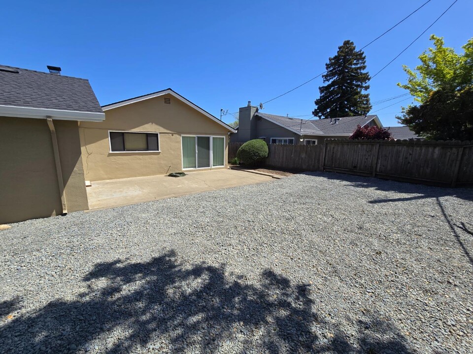 515 Marine View Ave in Belmont, CA - Foto de edificio