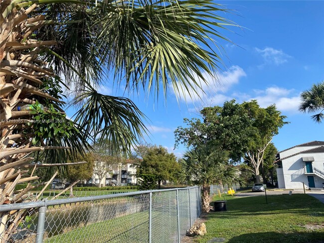 7175 NW 179th St-Unit -302 in Hialeah, FL - Foto de edificio - Building Photo