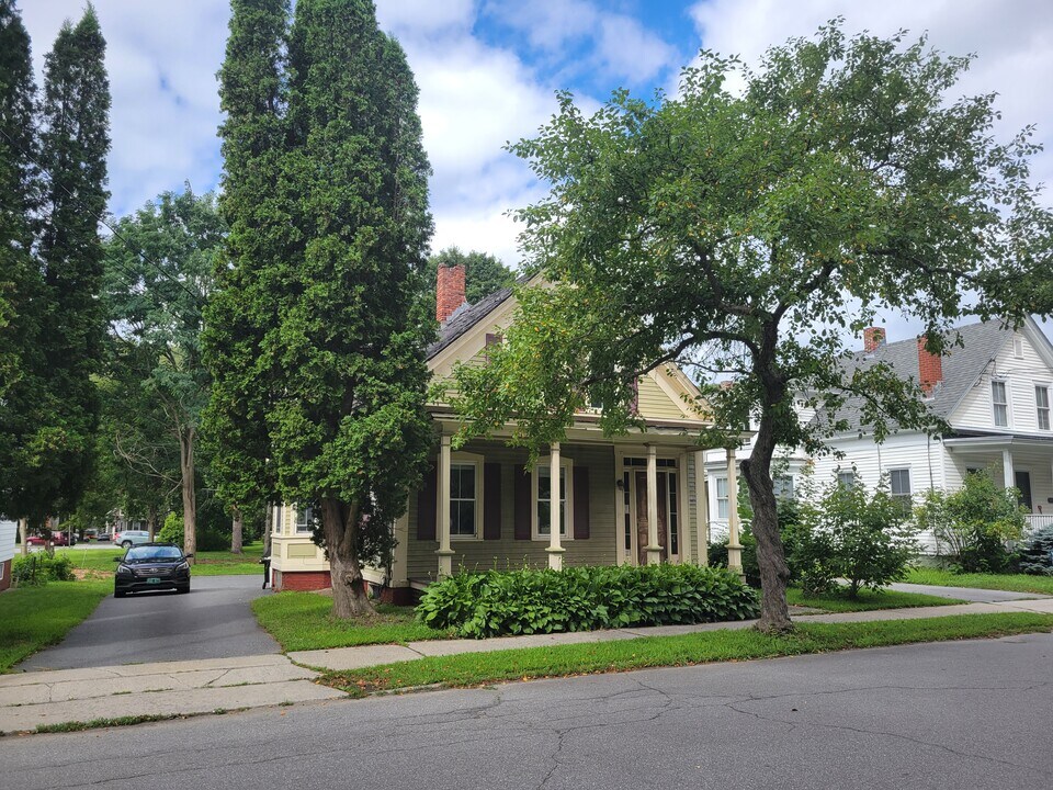29 Green St, Unit 29 Green Street in Bellows Falls, VT - Foto de edificio