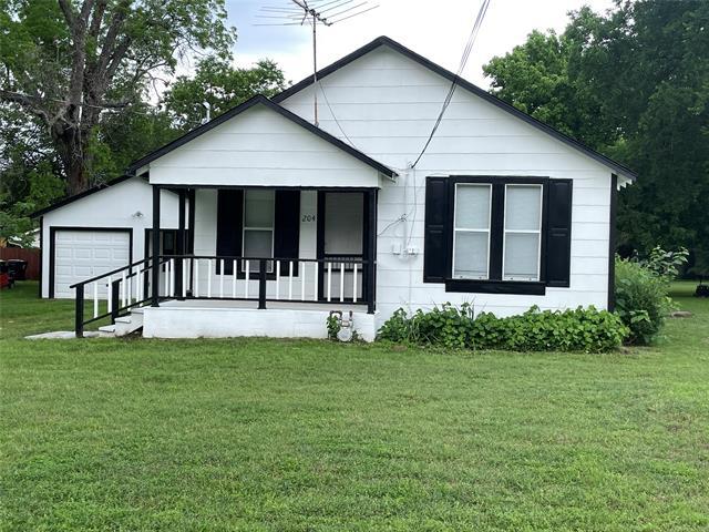204 E Main St in Pilot Point, TX - Building Photo