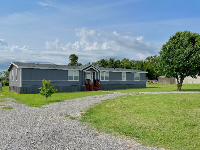 1297 Wildhorse Ln in Stephenville, TX - Building Photo