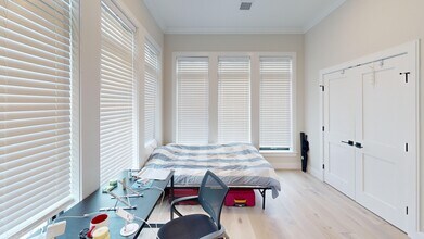160 Everett St, Unit 202 in Boston, MA - Building Photo - Building Photo