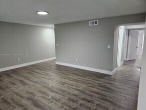 2361 NW 33rd St in Oakland Park, FL - Building Photo - Building Photo