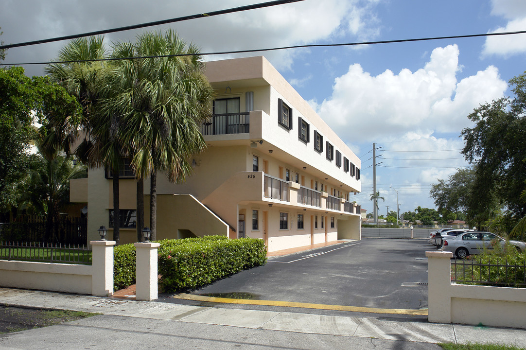 425 Swallow Dr in Miami, FL - Foto de edificio