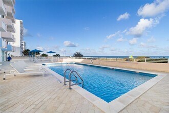 345 Ocean Dr in Miami Beach, FL - Building Photo - Building Photo