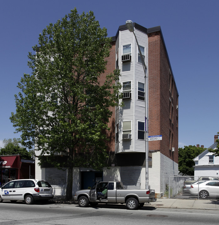 882 Broad St in Providence, RI - Building Photo