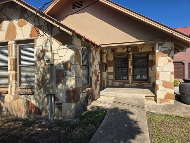 108 F St in Kerrville, TX - Building Photo - Building Photo