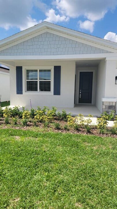 860 Daring Dr in Davenport, FL - Foto de edificio