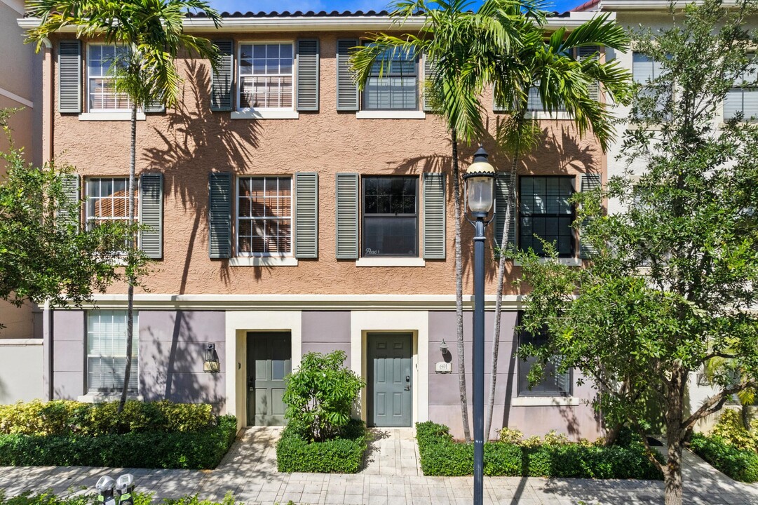 691 Hibiscus St in West Palm Beach, FL - Building Photo