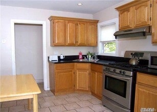 21 Rhodes Ave in Bay Shore, NY - Building Photo - Building Photo