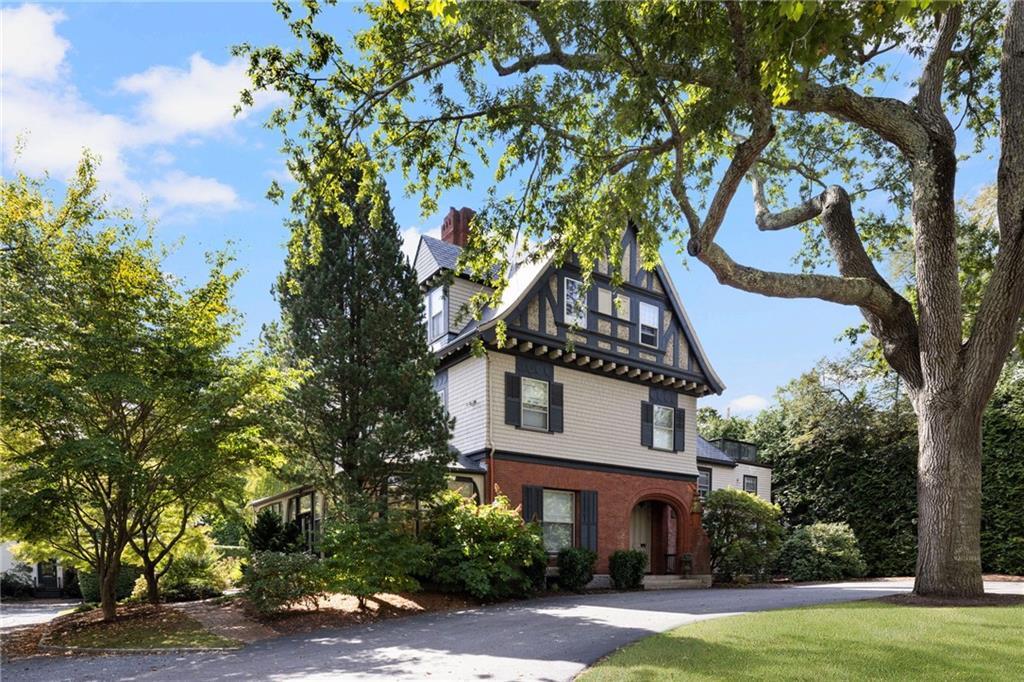 107 Old Beach Rd in Newport, RI - Building Photo