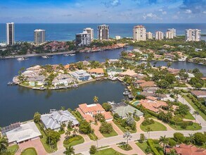 4419 Crayton Rd in Naples, FL - Building Photo - Building Photo