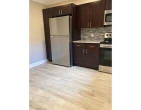 1006 Paradise Rd-Unit -2-C in Swampscott, MA - Foto de edificio - Building Photo