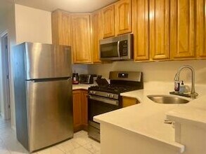 162 Griffith St in Jersey City, NJ - Building Photo - Building Photo