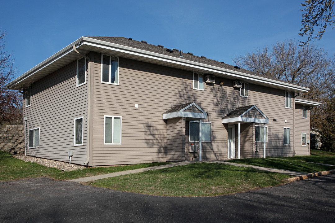 Apollo Apartments in Hutchinson, MN - Building Photo