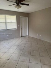 893 NE 39th St in Oakland Park, FL - Building Photo - Building Photo