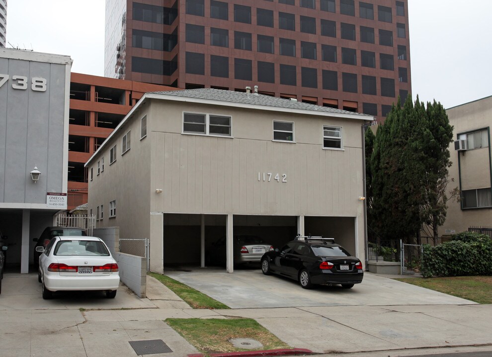 11742 Goshen Ave in Los Angeles, CA - Building Photo