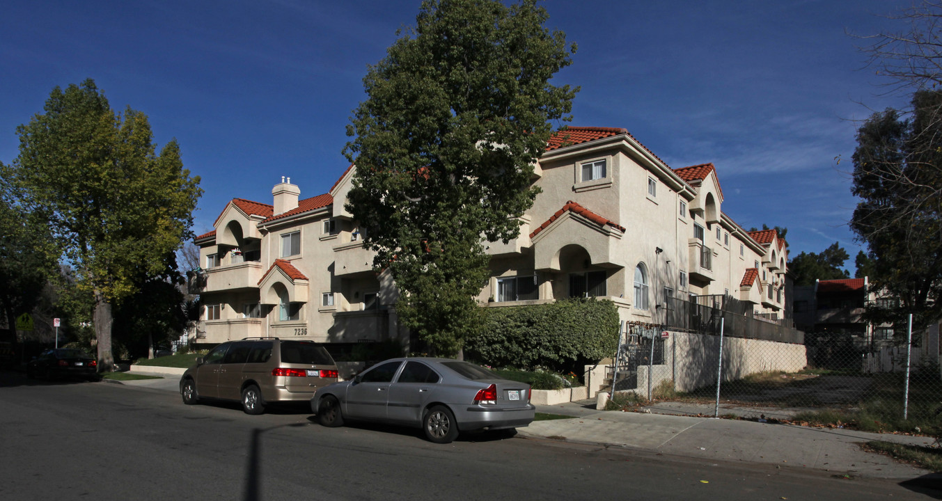 7236 Amigo Ave in Reseda, CA - Building Photo