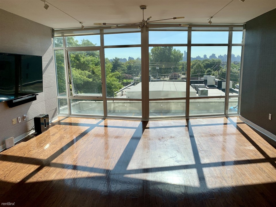 100 Thompson Ln in Edgewater, NJ - Building Photo