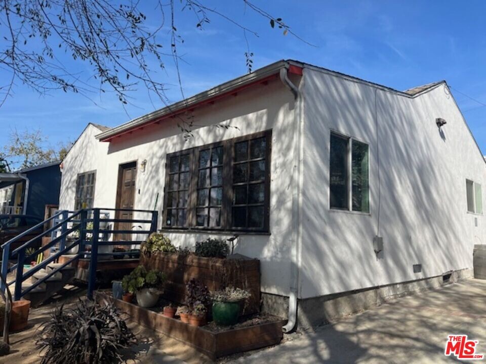 8517 Hargis St in Los Angeles, CA - Building Photo