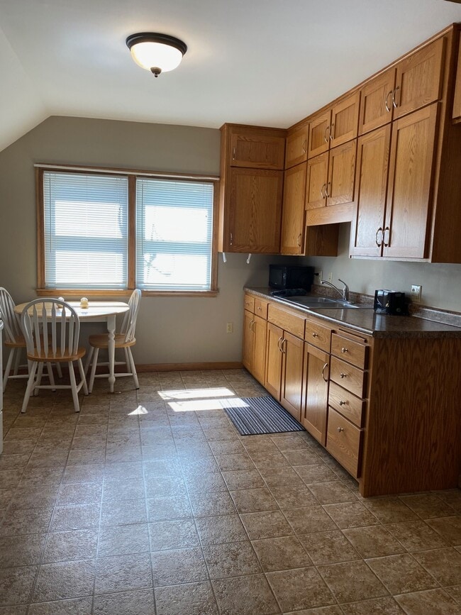 455 9th St, Unit Upper in Red Wing, MN - Building Photo - Building Photo