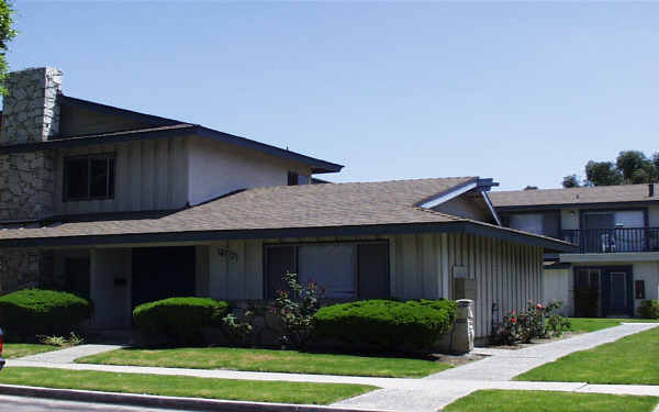16132 Malaga Ln in Huntington Beach, CA - Foto de edificio - Building Photo