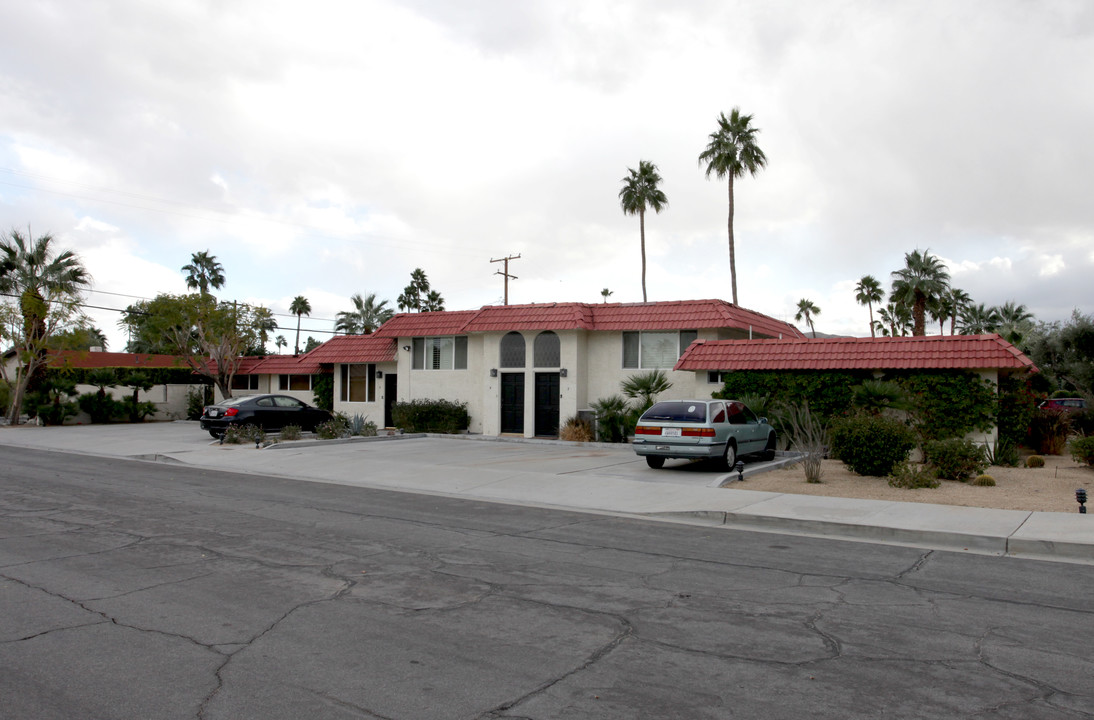 160 S Saturmino Dr in Palm Springs, CA - Foto de edificio