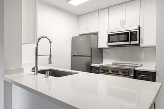 Bay in San Diego, CA - Foto de edificio - Building Photo