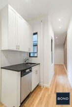 166 E 90th St in New York, NY - Building Photo - Building Photo