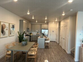 2108 N Chianti St in Saratoga Springs, UT - Foto de edificio - Building Photo