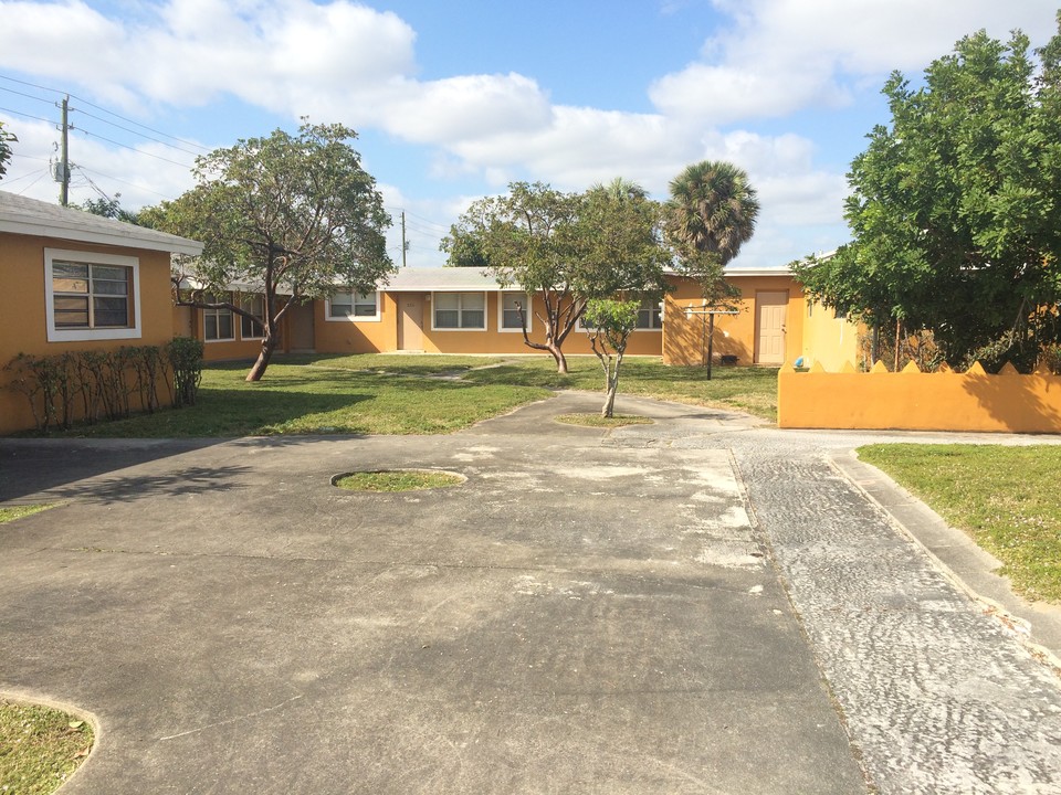 240-290 NW 40th St in Oakland Park, FL - Building Photo